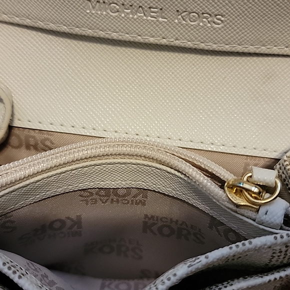 Used micheal kors purse - Picture 14 of 15